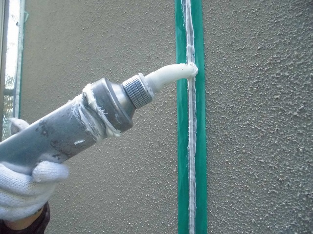 目地にシーリング材を充填